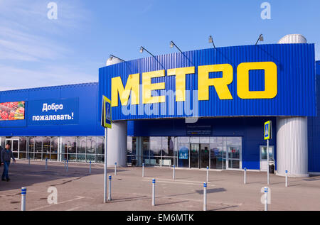 METRO Cash & Carry Store de Samara. Metro Group est un groupe de distribution mondial diversifié basé Banque D'Images