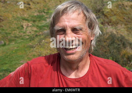 Rire sourire visage heureux d'un homme âgé avec des cheveux gris portant un t-shirt en paysage rural Wales UK KATHY DEWITT Banque D'Images