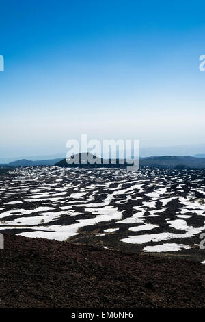 Paysage de montagne de l'Etna, de la roche volcanique et la neige, Sicile, Italie Banque D'Images