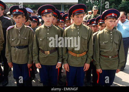 Les jeunes des Cosaques du Don de Russie au garde à vous avant de marcher dans un défilé à l'école militaire des Cosaques du Don à Novotcherkassk, la Russie. Les élèves participent à la collecte annuelle du Festival cosaque d'unités à partir de autour de la Russie. Banque D'Images