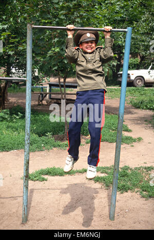 Un jeune Russe luttes Cosaques du Don pour effectuer tirer-se lève à l'école militaire des Cosaques du Don à Novotcherkassk, la Russie. Banque D'Images