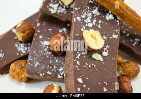 Noisettes au chocolat noir et cannelle sur white Banque D'Images