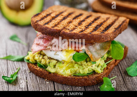 Sandwich à l'avocat et œufs pochés Banque D'Images