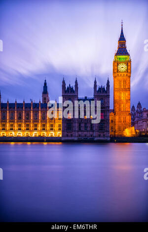 Londres est vraiment magique juste après le coucher du soleil à l'heure du crépuscule. Son architecture intemporelle se distingue par l'aspect magique Banque D'Images