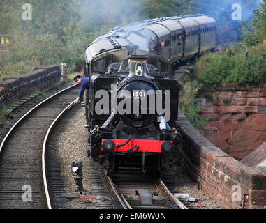 Un Hawksworth Pannier réservoir du moteur 1501 BP 18 approches alors que l'équipage prêt le jeton, Severn Valley Railway, Bewdley, Worcesters Banque D'Images