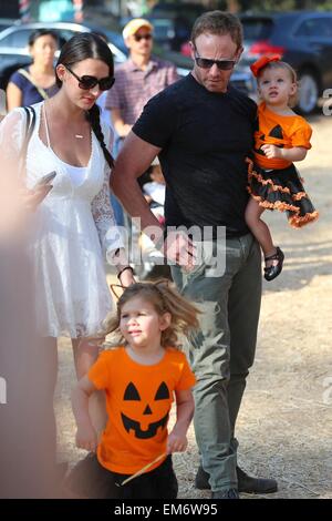 Ian Ziering visites M. Bones Citrouille avec sa famille comprend : Ian Ziering,Erin Kristine Ludwig,Penna peut Ziering,Mia Loren Ziering Où : Los Angeles, California, United States Quand : 11 Oct 2014 Banque D'Images