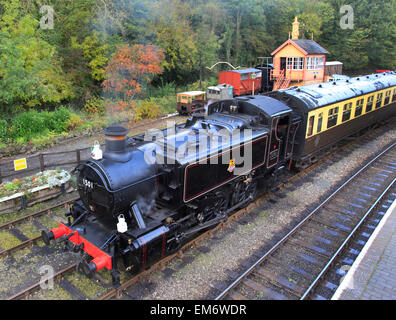 Hawksworth Pannier - Réservoir n°1501 attend dans une voie de garage avec un passenegr, train, Severn Valley Railway Shrewsbury, Shropshire, Angleterre Banque D'Images