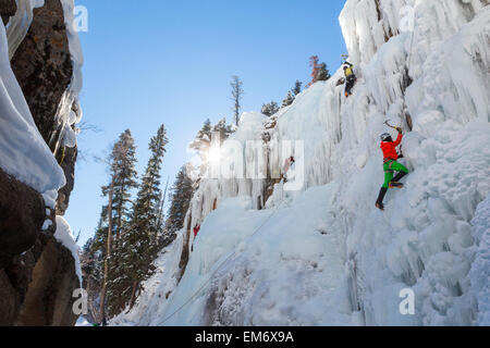 Les glaciéristes au Ouray Ice Park, Ouray, Colorado. Banque D'Images