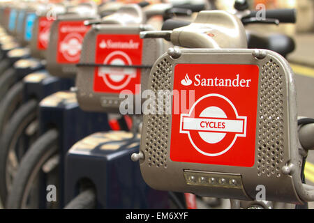 Londres, Royaume-Uni. 16 avril 2015. Santander Bikes amarré au peu d'Argyll Street, sur l'une des 748 stations d'accueil à Londres. La nouvelle année a commencé sept parrainage en avril 2015. Barclays Bank a été le premier parrain de 2010 à mars 2015, lorsque le service a été stigmatisée comme Barclays Cycle Hire. Crédit : David Mbiyu/ Alamy Live News Banque D'Images