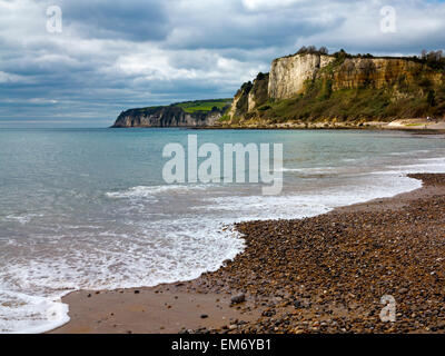 De vagues se brisant sur la plage de galets à l'ouest en direction de la bière à Seaton Cove dans le Devon England UK Banque D'Images