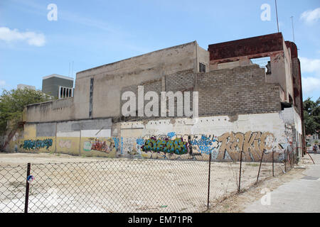 Couvre les murs de graffiti d'un vieux bâtiment abandonné sur le bord de Willemstad, Curaçao. Banque D'Images