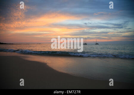 USA, Hawaii, Big Island, voiliers sur l'océan calme au coucher du soleil ; Kaunaoa Beach Banque D'Images