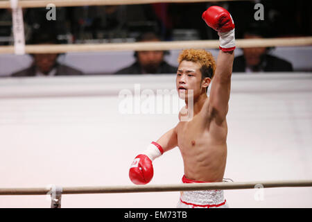 Osaka, Japon. 16 avril, 2015. . Juiki Tatsuyoshi gagnés par KO après 2 tours. Apr 16, 2015. Juiki Juiki Tatsuyoshi Tatsuyoshi Boxing : action contre Tadao Iwatani, pendant le Super combat de boxe poids Bantam à Bodymaker Colisée, à Osaka au Japon. 16 avril, 2015. . Juiki Tatsuyoshi gagnés par KO après 2 tours . Credit : Yusuke Nakanishi/AFLO SPORT/Alamy Live News Banque D'Images