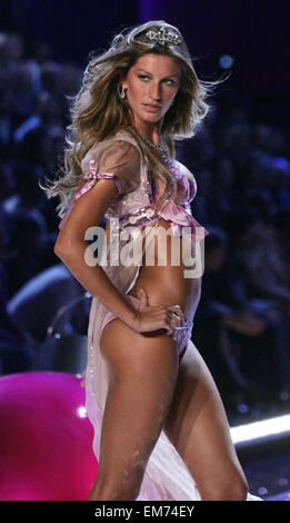 Fichier. Apr 15, 2015. Le modèle brésilien Gisele Bundchen a parcouru la piste pour la dernière fois à la Colcci fashion show Fashion Week de Sao Paulo. Le 34-year-old Brazilian dit adieu à ses 20 ans de carrière, laissant que l'actuel modèle la mieux rémunérée. Photo - Nov 09, 2005 ; New York - Modèle Gisele Bundchen promenades la piste au Victoria's Secret Fashion Show 2005 tenue à l'armurerie de Lexington. © Nancy/Kaszerman ZUMA Wire/Alamy Live News Banque D'Images