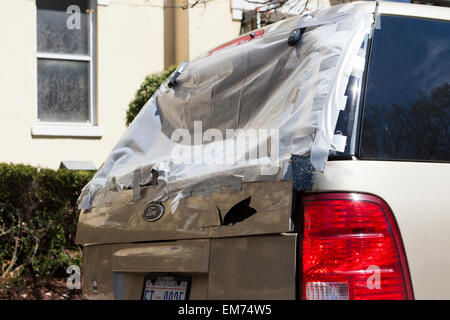 Jerry-rigged réparation de pare-brise arrière cassée de SUV - USA Banque D'Images