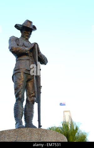 Une statue commémorative en bronze d'un soldat de l'ANZAC ('digger') sur l'ANZAC Bridge de Sydney, NSW, Australie. Banque D'Images