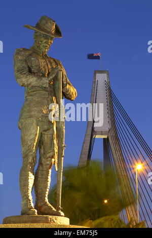 Une statue commémorative en bronze d'un soldat de l'ANZAC ('digger') sur l'ANZAC Bridge de Sydney, NSW, Australie. Banque D'Images