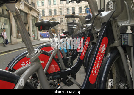 Londres, Royaume-Uni. 16 avril 2015. 'Boris bikes' ont été peints en rouge en vertu de Santander. La nouvelle année a commencé sept parrainage en avril 2015. Barclays Bank a été le premier parrain de 2010 à mars 2015, lorsque le service a été stigmatisée comme Barclays Cycle Hire. Crédit : David Mbiyu/ Alamy Live News Banque D'Images