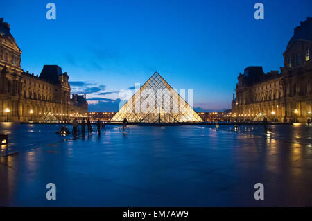 Musée du Louvre, au crépuscule en hiver. Musée du Louvre est l'un des plus grands musées du monde avec plus de 8 millions de visiteurs chaque Banque D'Images