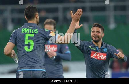 Wolfsburg, Allemagne. Apr 16, 2015. Napoli's Lorenzo Insigne (R) et Miguel Britos cinq haut à l'Europa League quart de finale match aller entre VfL Wolfsburg et SSC Napoli dans l'Arène de Volkswagen à Wolfsburg, Allemagne, 16 avril 2015. Photo : PETER STEFFEN/dpa/Alamy Live News Banque D'Images