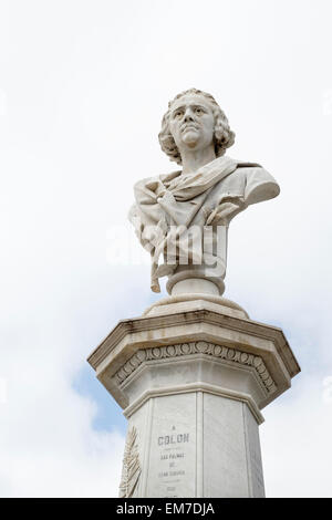 Un buste en marbre de l'explorateur Christophe Colomb repose sur une colonne de 15 m, Alameda de Colón, Carré, Las Palmas, Gran Canaria Banque D'Images