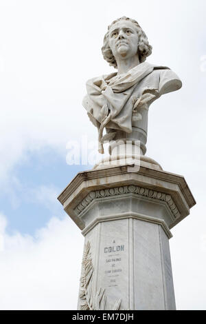 Un buste en marbre de l'explorateur Christophe Colomb repose sur une colonne de 15 m, Alameda de Colón, Carré, Las Palmas, Gran Canaria Banque D'Images