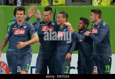 Wolfsburg, Allemagne. Apr 16, 2015. Marek Hamsik Napoli's (2.f.L) célèbre son but avec ses coéquipiers 0-3 Christian Maggio (L), Jose Callejon (C), Lorenzo Insigne, et David Lopez (R) à l'Europa League quart de finale match aller entre VfL Wolfsburg et SSC Napoli dans l'Arène de Volkswagen à Wolfsburg, Allemagne, 16 avril 2015. Photo : PETER STEFFEN/dpa/Alamy Live News Banque D'Images