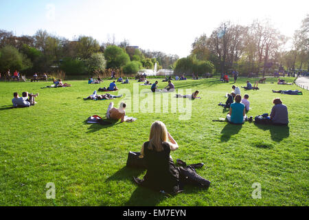 St James's Park, Londres, Angleterre, Royaume-Uni. Visiteurs et touristes profitant du soleil de printemps. Banque D'Images