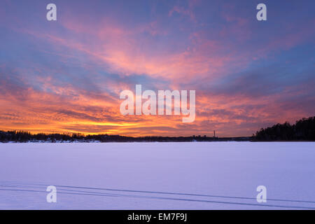 Colorées et coucher de soleil sur lac gelé avec les pistes de ski en hiver à Stockholm, Suède Banque D'Images