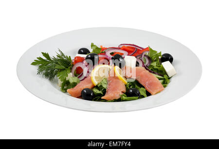 Salade de saumon, olives, fromages et légumes sur une base isolée Banque D'Images