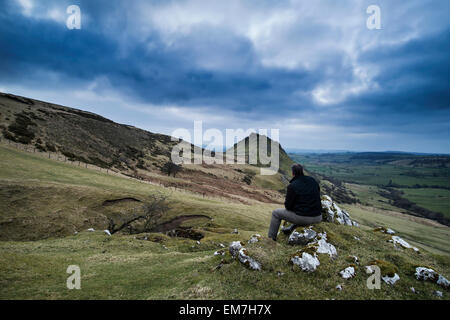 Randonneur prend une pause pour voir le dos de dragon Hill Chrome paysage de Peak District UK Banque D'Images
