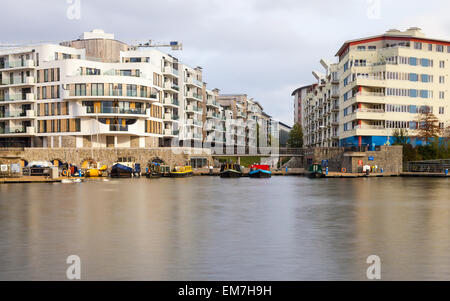 Propriétés au bord de l'eau à la Millennium Promenade le long du port flottant à Bristol Banque D'Images