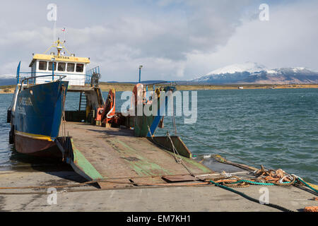 Car-ferry de Puerto Natales à travers le dernier espoir Sound Banque D'Images