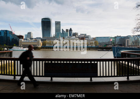 Londres, Royaume-Uni. Apr 17, 2015. L'homme traverse en face de la ville de Londres sous un ciel bleu lumineux. Crédit : Dave Stevenson/Alamy Live News Banque D'Images