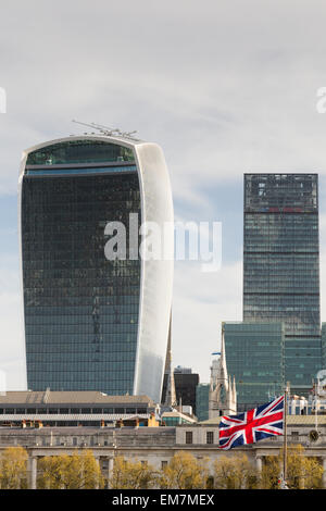 Londres, Royaume-Uni. Apr 17, 2015. L'Union Jack vole en face de la nouvelle ville de Londres. Crédit : Dave Stevenson/Alamy Live News Banque D'Images