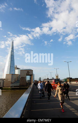Londres, Royaume-Uni. Apr 17, 2015. Les voyageurs en direction du nord à travers le pont de Londres sous un ciel bleu lumineux. Crédit : Dave Stevenson/Alamy Live News Banque D'Images