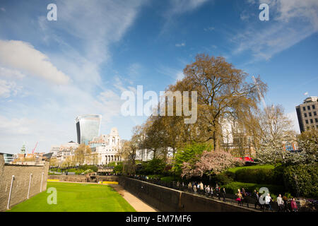 Londres, Royaume-Uni. Apr 17, 2015. Les banlieusards passent devant la Tour de Londres, sous un ciel bleu lumineux. Crédit : Dave Stevenson/Alamy Live News Banque D'Images