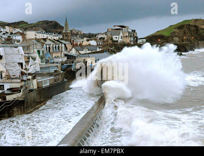 Les vagues de tempête massive Impact sur la plage de Cheyne clôtures et bâtiments de la marée sur le quai à Ilfracombe Devon Banque D'Images