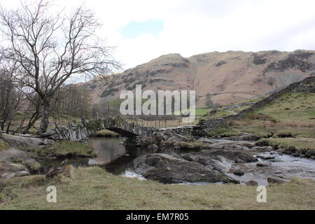 Pont sur une rivière Slater dans le Lake District Banque D'Images