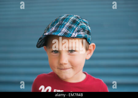 Trois ans boy wearing hat simple portrait Banque D'Images