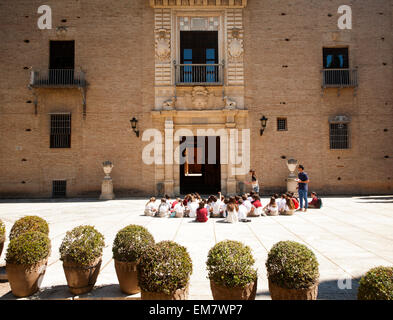 Les enfants de l'école d'écouter leur professeur sur une visite éducative pour les sites historiques de Grenade, Espagne Banque D'Images