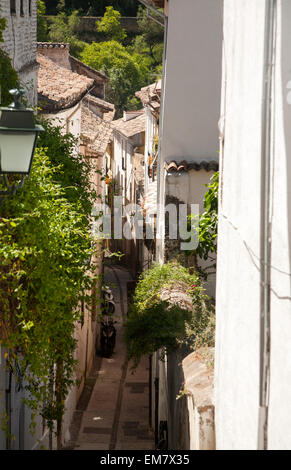 Ruelle étroite dans le quartier maure de l'Albaicin, logement Grenade, Espagne Banque D'Images