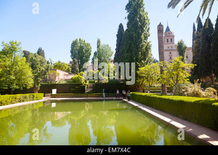 Jardins et étang du Partal palace, à l'Alhambra, Grenade, Espagne Banque D'Images