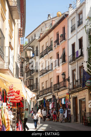 L'architecture des bâtiments historiques de magasins pour touristes dans la rue Cuesta de Gomerez, Granada, Espagne Banque D'Images