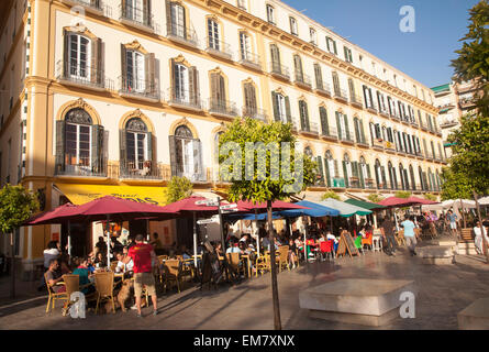 Les gens assis dehors cafés populaires sur un après-midi ensoleillé sur la Plaza de la Merced, Malaga, Espagne Banque D'Images