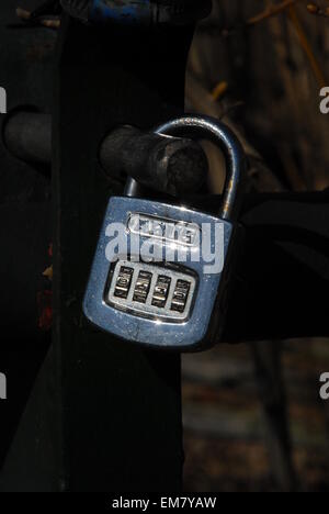 Acier inoxydable brillant verrouillé (cadenas à combinaison abus cadenas à combinaison Chrome tous temps). Banque D'Images