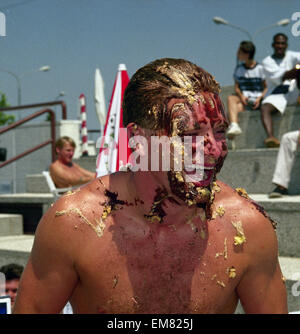 Paul Gascoigne vu ici jouer sur à côté de la piscine de l'hôtel des équipes de l'Angleterre en Italie. Au cours de la Coupe du Monde 1990. Gascoigne est vu ici avec du gâteau au chocolat enduit sur son visage par coéquipier Chris Waddle. 27 juin 1990. Banque D'Images