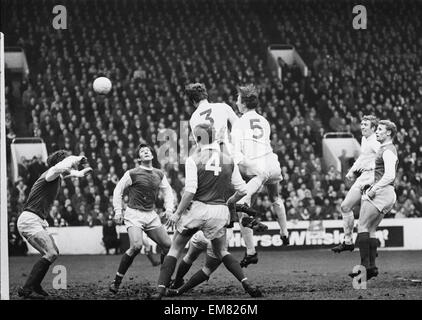 FA Cup troisième ronde correspondent à Hillsborough Sheffield Wednesday 1-1 Leeds United. Le défenseur de Leeds Pierre Macorlan (3) saute à la tête de la balle dans le but de mercredi un corner vu par équipier Jack Charlton (5). Le but a été refusé pour une faute sur le gardien Peter Springett. 4e janvier 1969. Banque D'Images