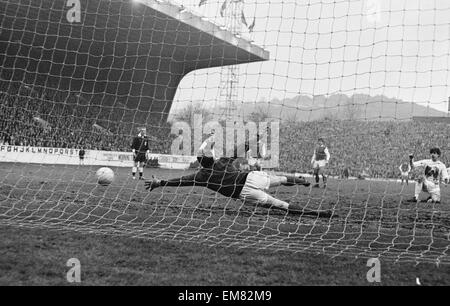 FA Cup troisième ronde correspondent à Hillsborough Sheffield Wednesday 1-1 Leeds United. Leeds' Peter Lorimer met sa mort mercredi passé gardien Peter Springett pour ouvrir le score. 4e janvier 1969. Banque D'Images