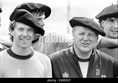 Football Angleterre Tony Woodcock (à gauche) et manager Ron Greenwood dans le port d'esprit détendu de style traditionnel basque bérets rouges à l'hôtel de l'équipe au cours de la finale de la Coupe du Monde 1982 en Espagne. 18 juin 1982. Banque D'Images